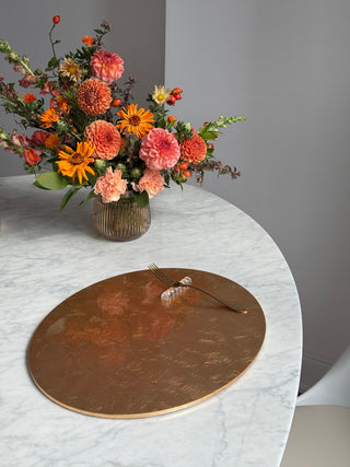 Art of Living Placemat Brushed Gold on a marble table with autumn dahlias